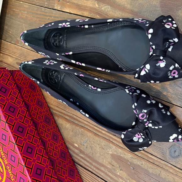6 Tory Burch Black Floral Purple Satin Flats - Picture 3 of 5